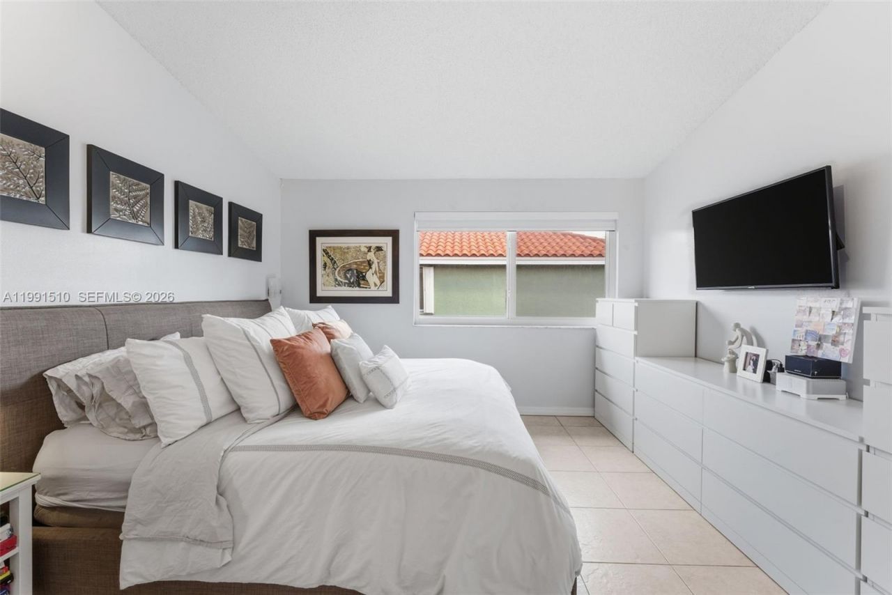 8657 NW 2nd St , Miami, FL 33126 Photo