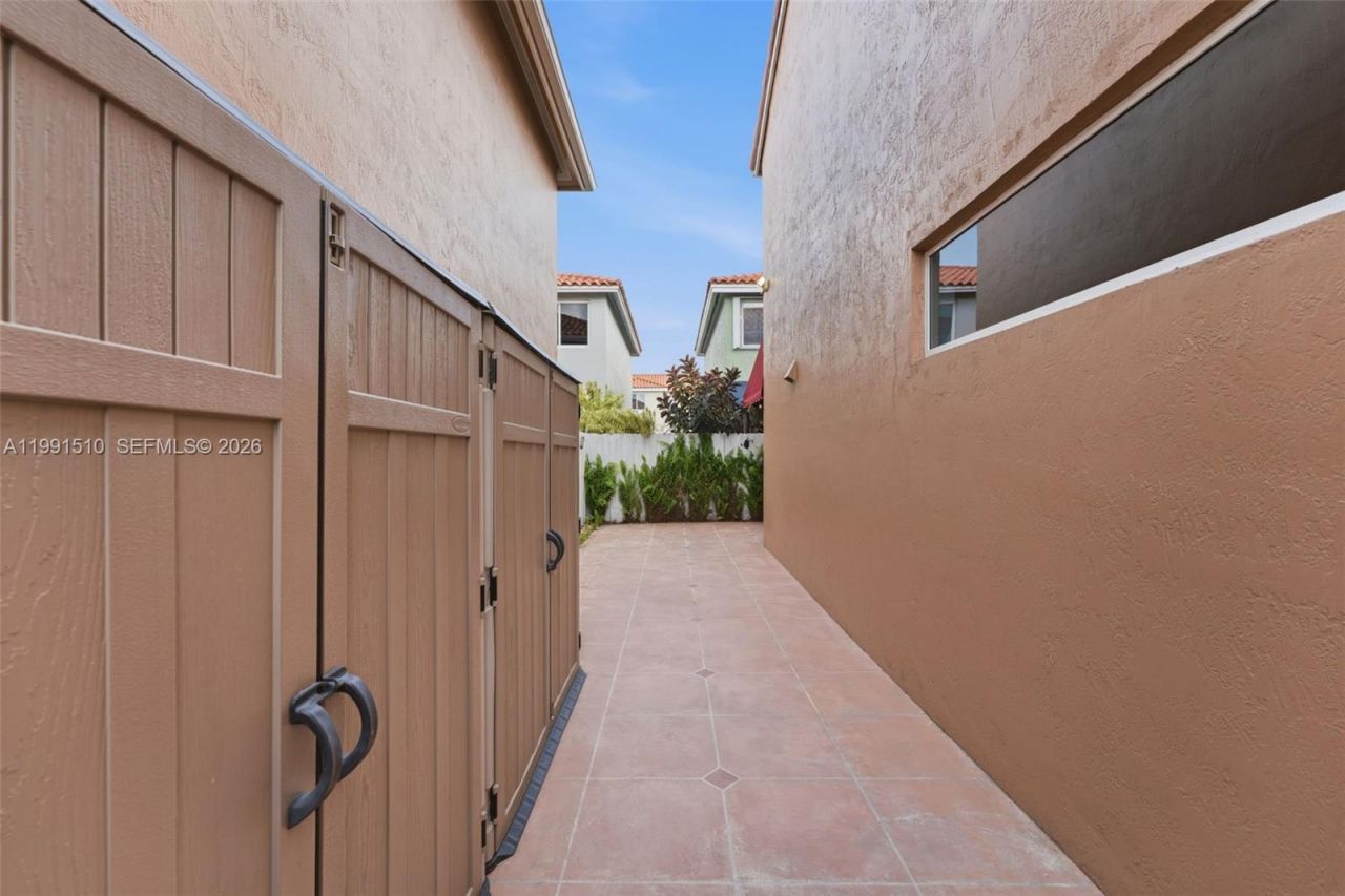 8657 NW 2nd St , Miami, FL 33126 Photo