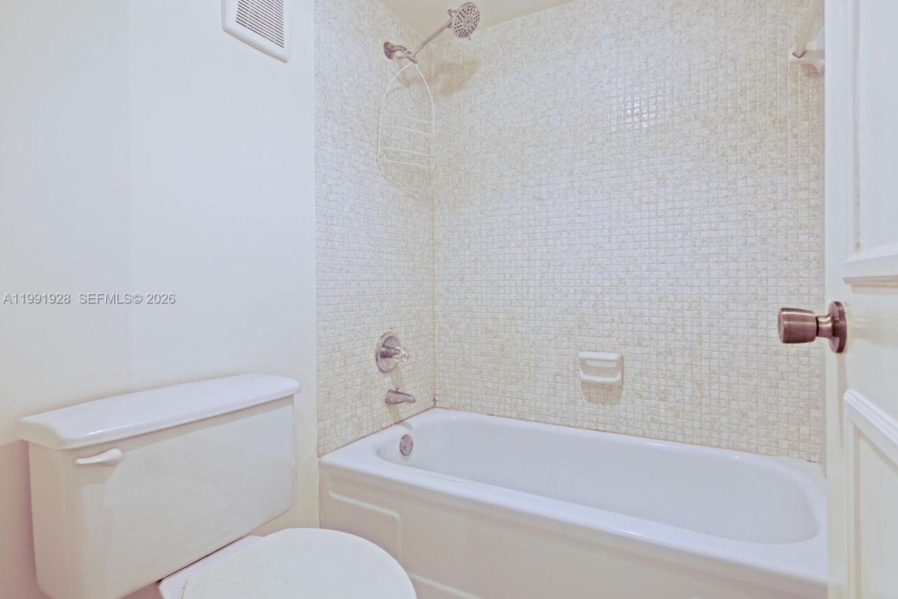 665 NE 195th St , Unit 222, Miami, FL 33179 Photo