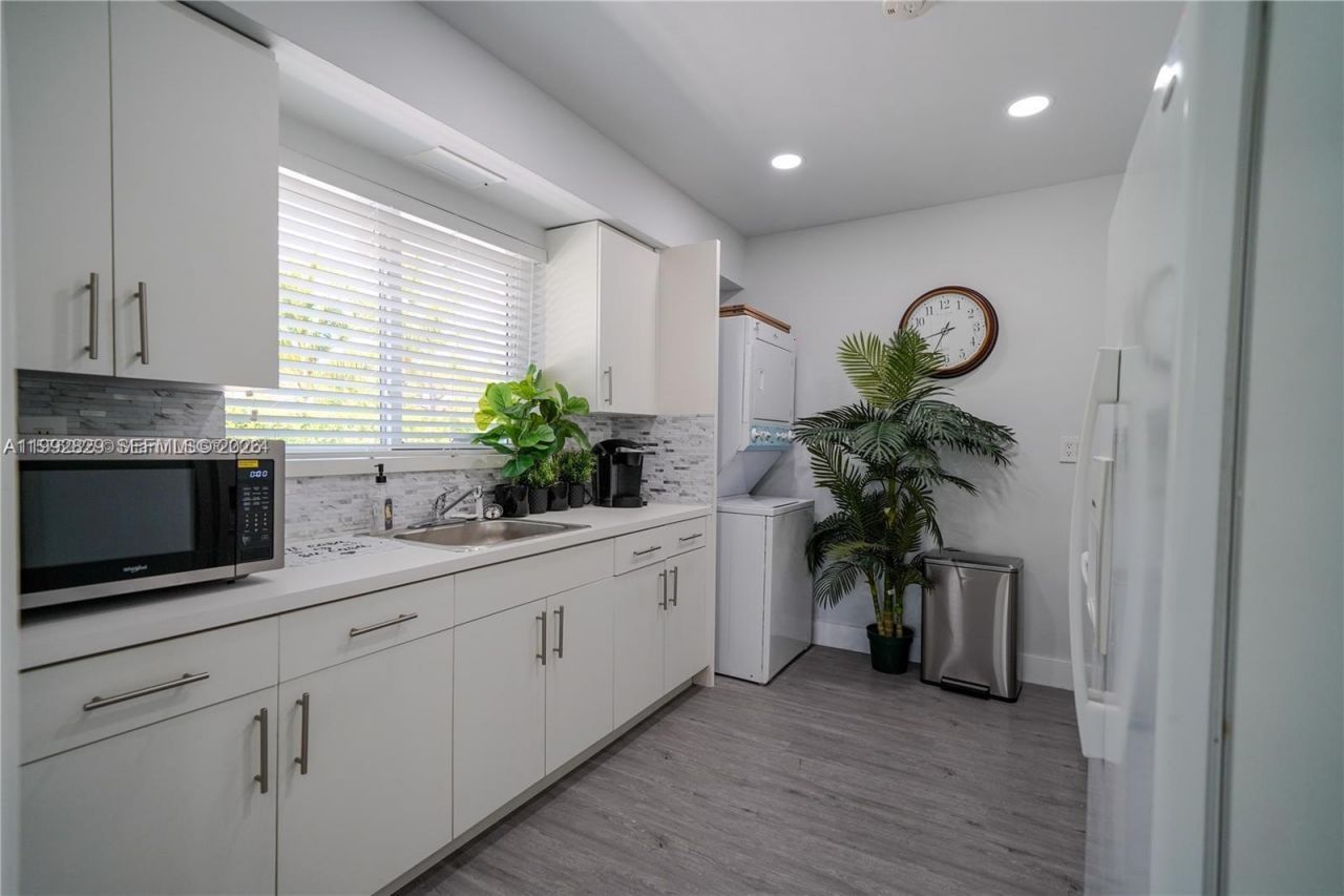 8390 SW 64th St , Miami, FL 33143 Photo