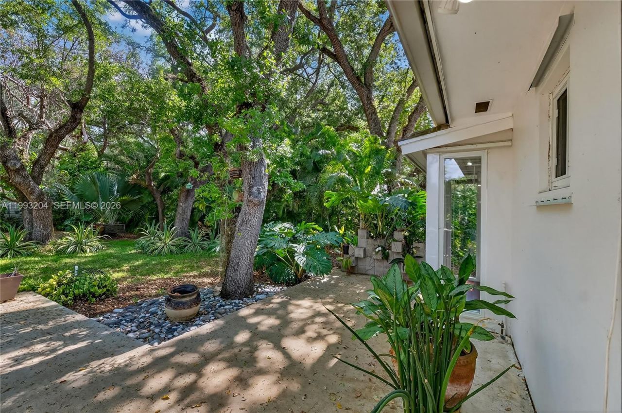 6767 SW 154th St , Palmetto Bay, FL 33157 Photo