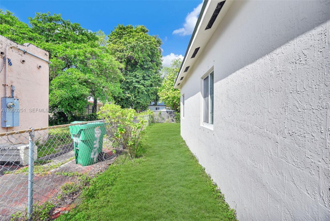 6940 NW 5th Pl , Miami, FL 33150 Photo