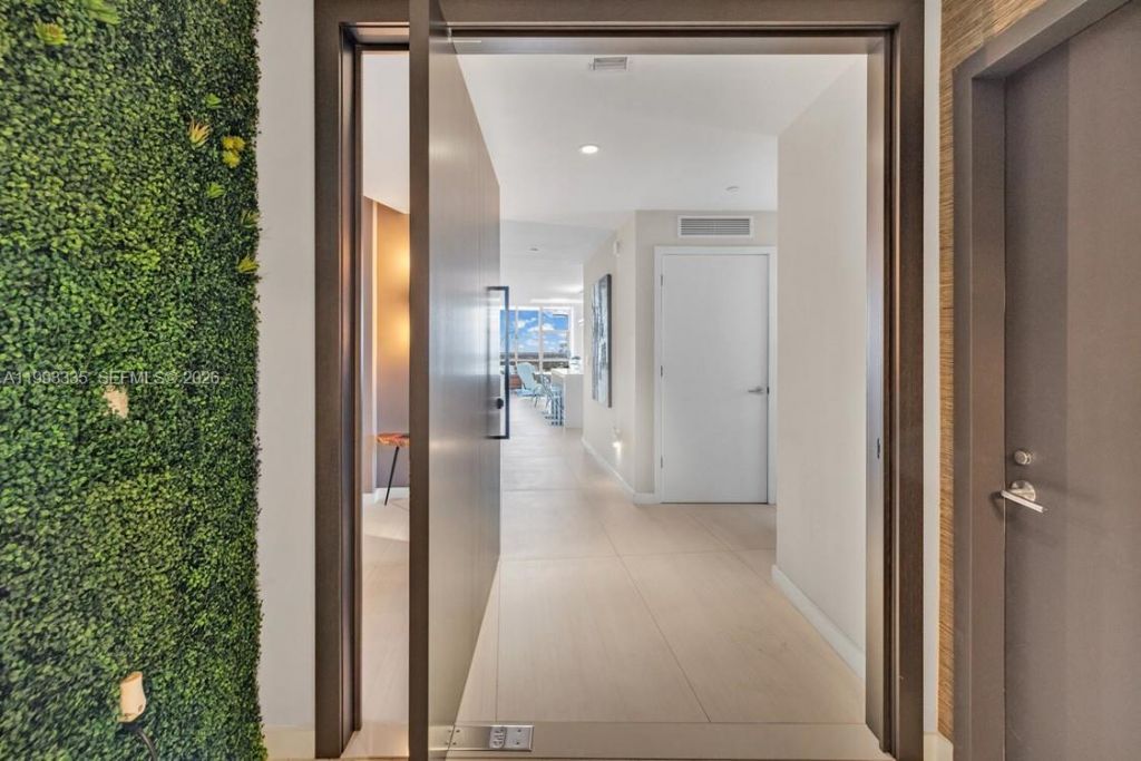 851 NE 1st Ave , Unit 3401, Miami, FL 33132 Photo