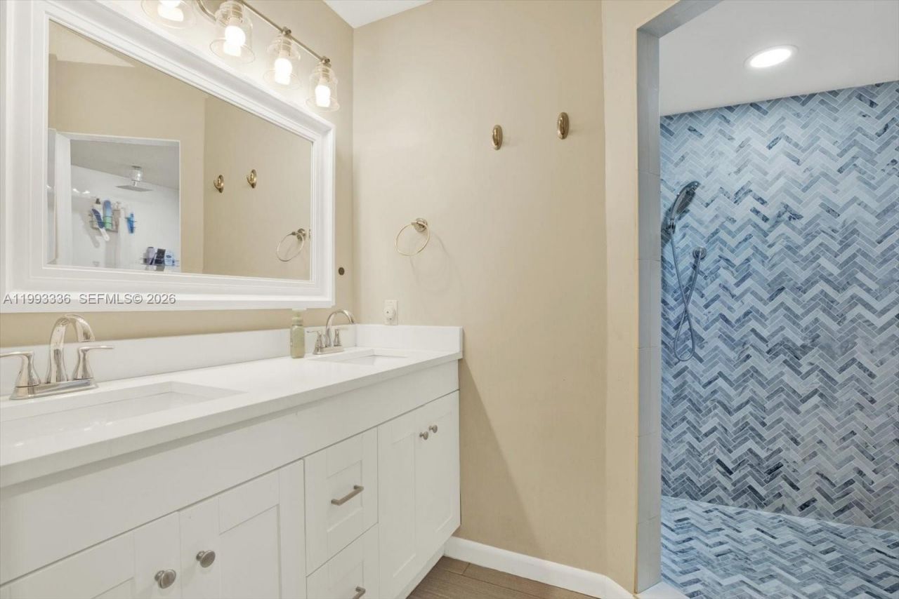 15521 Wetstone Drive, Tampa, FL 33613 Photo