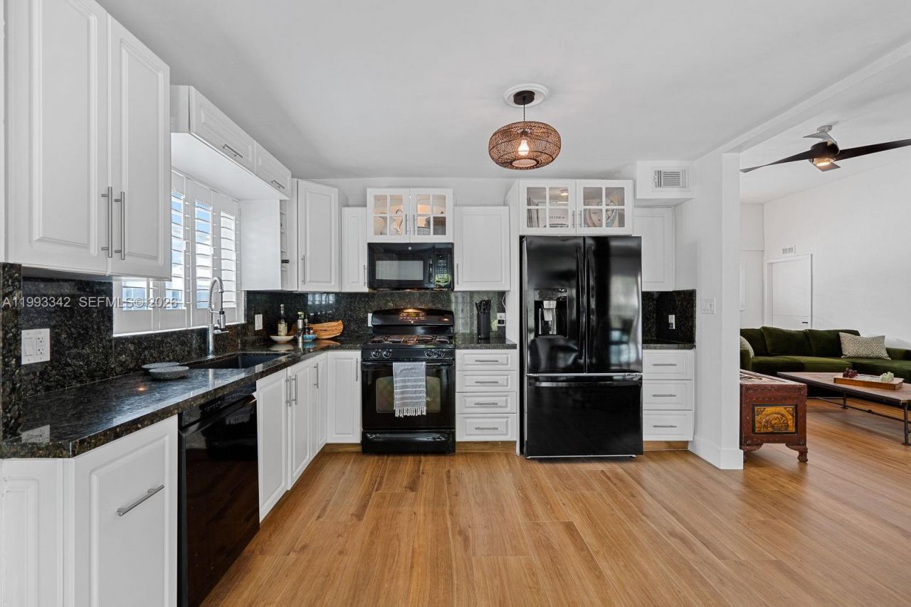 9517 Bay Dr, Surfside, FL 33154 Photo