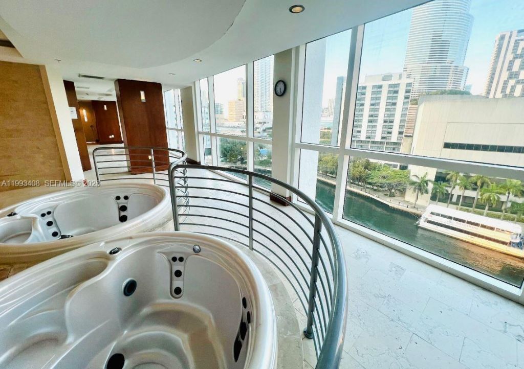 41 SE 5th St, Unit 903, Miami, FL 33131 Photo