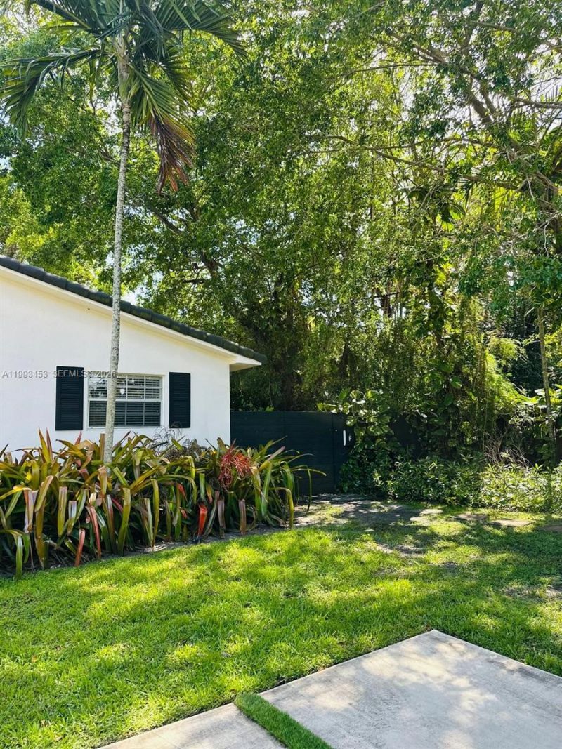 1002 NE 119th St , Unit F, Biscayne Park, FL 33161 Photo