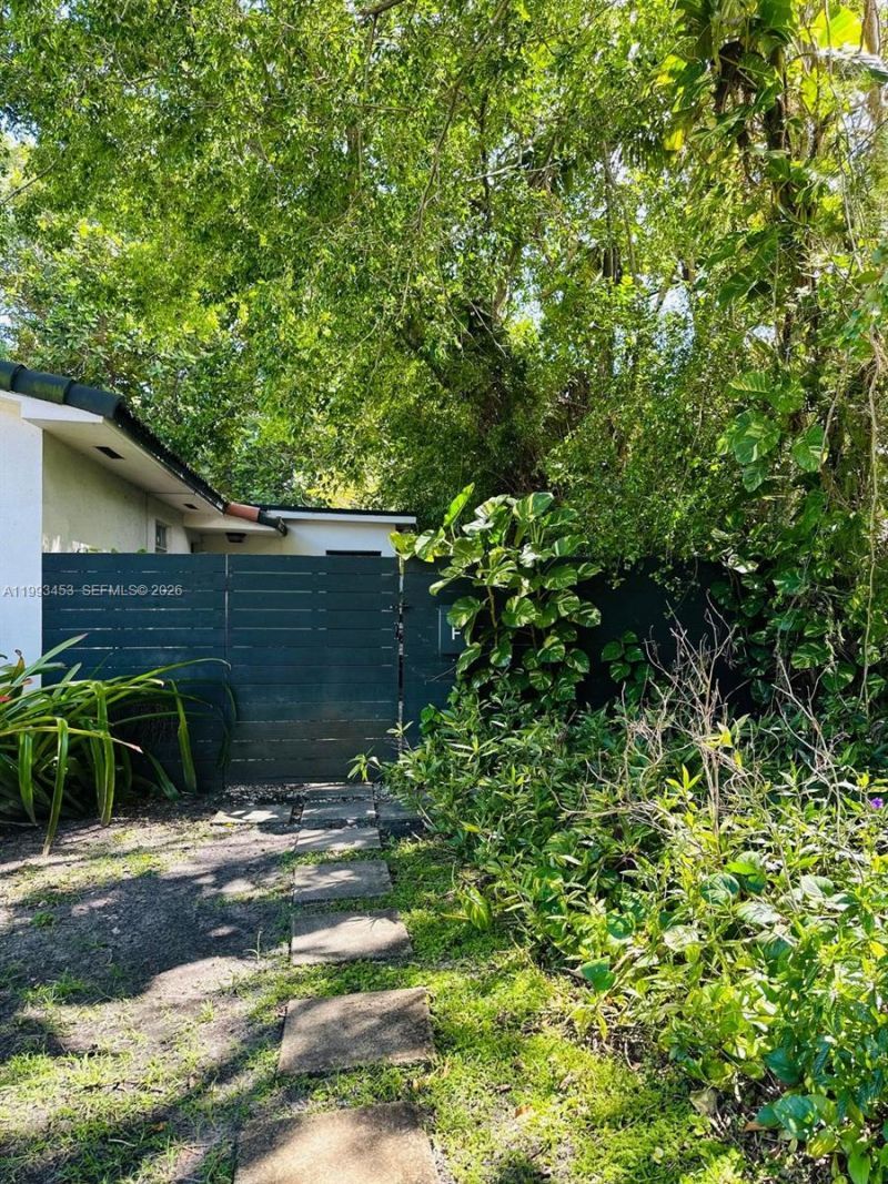 1002 NE 119th St , Unit F, Biscayne Park, FL 33161 Photo