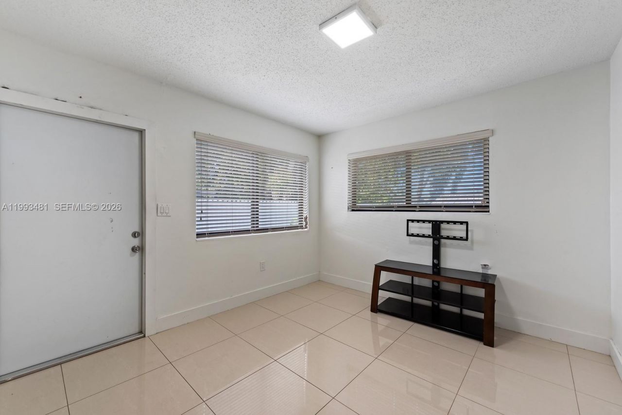 1911 NW 30th St, Unit 4, Miami, FL 33142 Photo