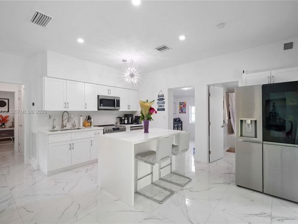 925 NE 4th St , Hallandale Beach, FL 33009