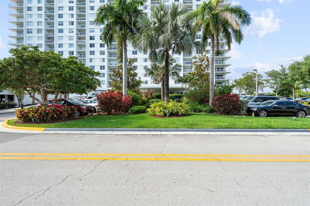500 Bayview Dr, Unit 325, Sunny Isles Beach, FL 33160 Photo