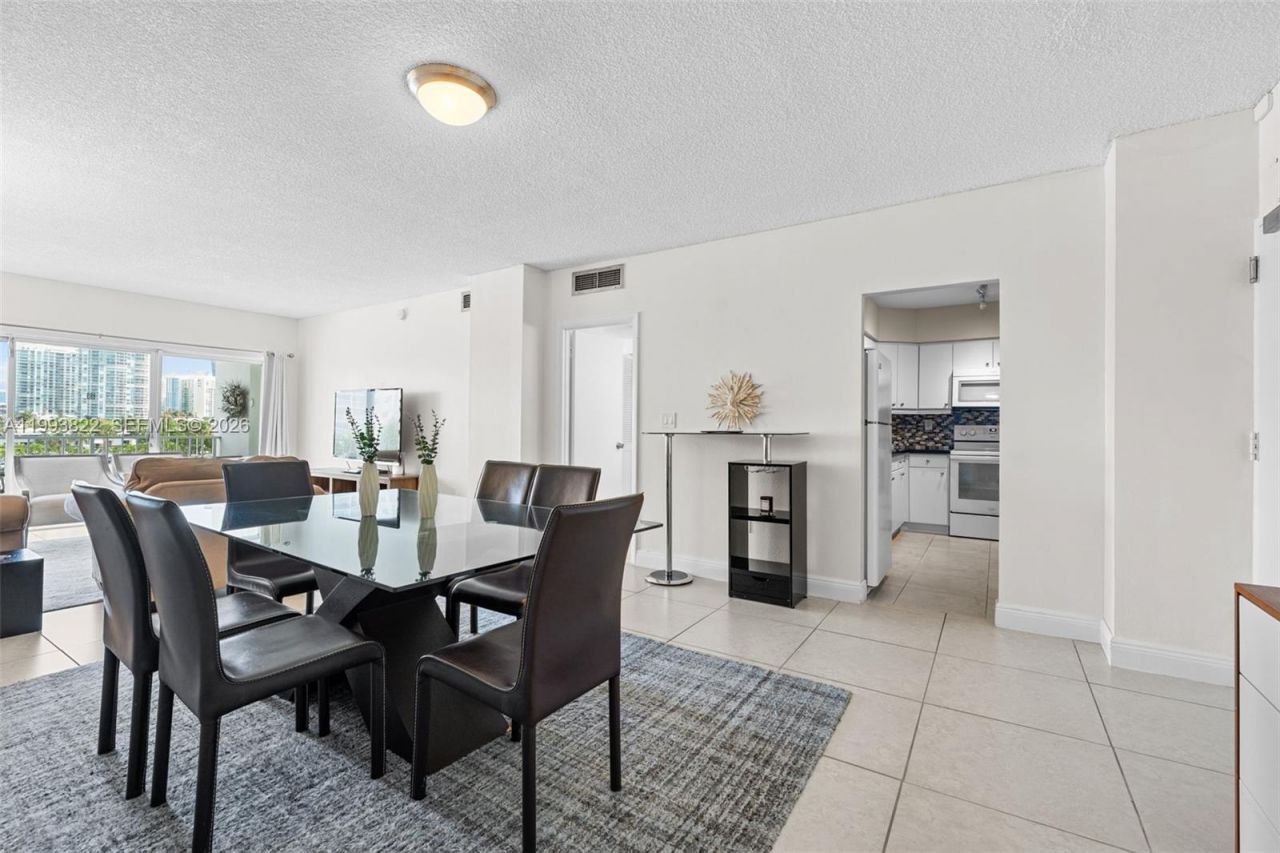 500 Bayview Dr, Unit 325, Sunny Isles Beach, FL 33160 Photo
