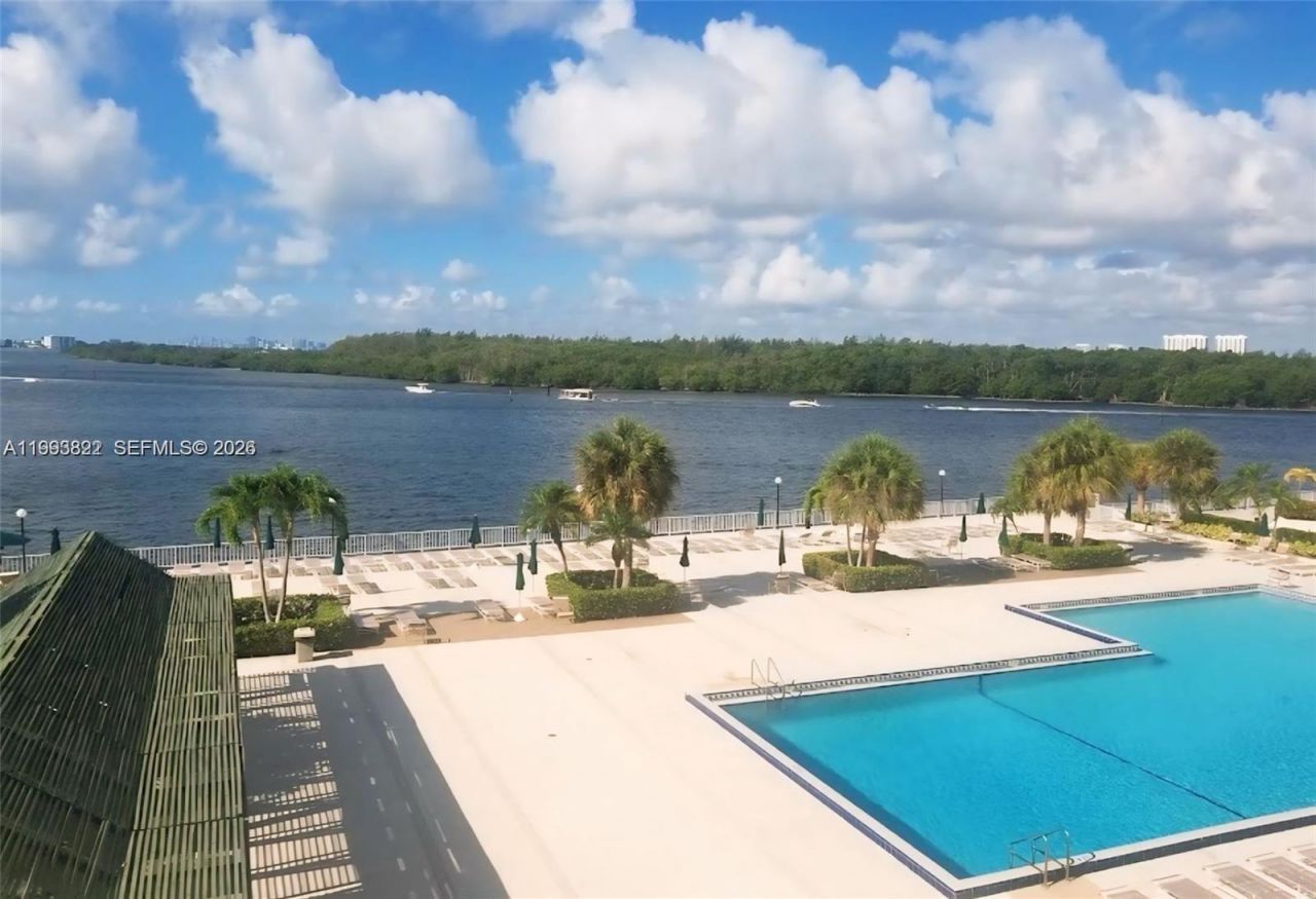 500 Bayview Dr, Unit 325, Sunny Isles Beach, FL 33160 Photo
