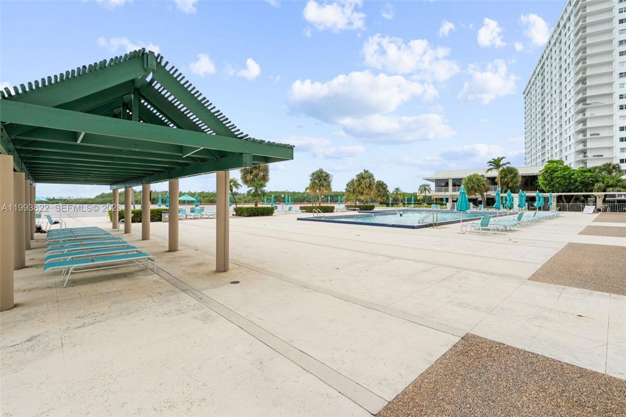 500 Bayview Dr, Unit 325, Sunny Isles Beach, FL 33160 Photo