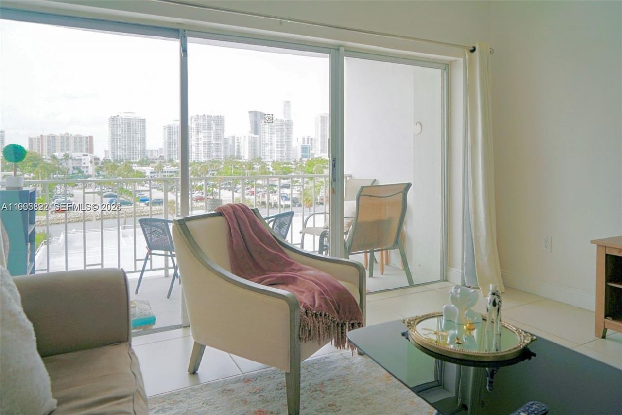 500 Bayview Dr, Unit 325, Sunny Isles Beach, FL 33160 Photo