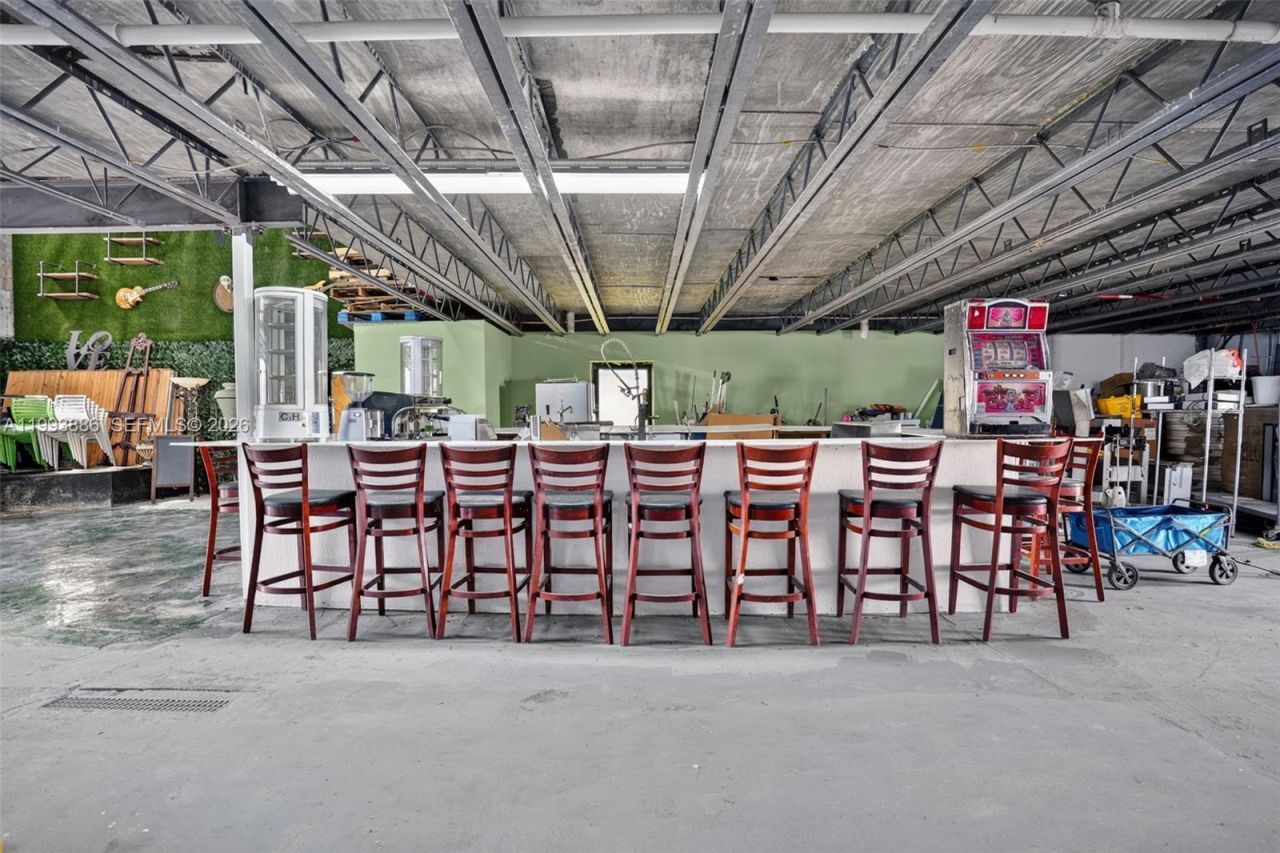 Warehouse/restaurant For Sale In Doral, Doral, FL 33166 Photo