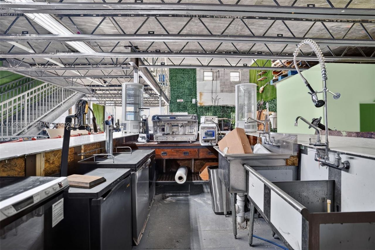 Warehouse/restaurant For Sale In Doral, Doral, FL 33166 Photo