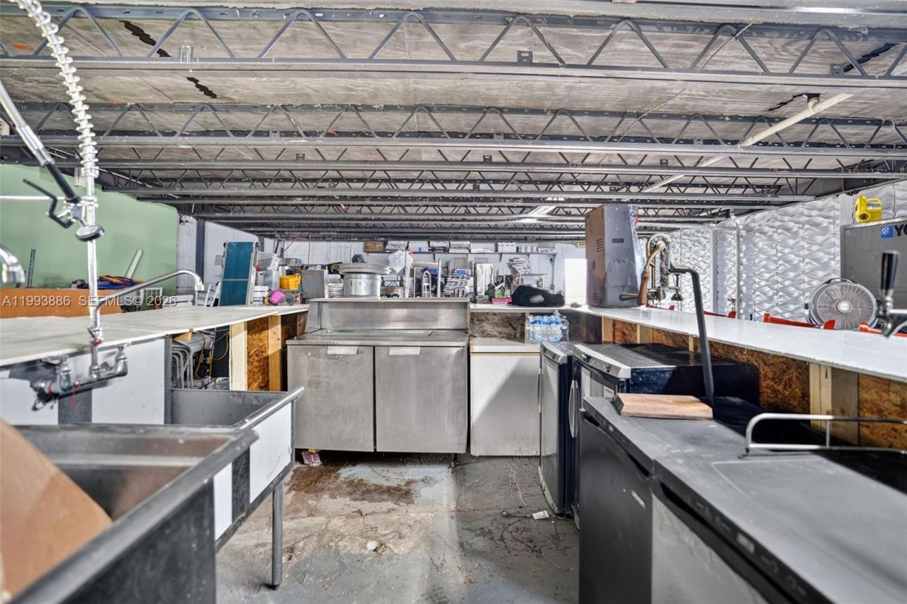 Warehouse/restaurant For Sale In Doral, Doral, FL 33166 Photo