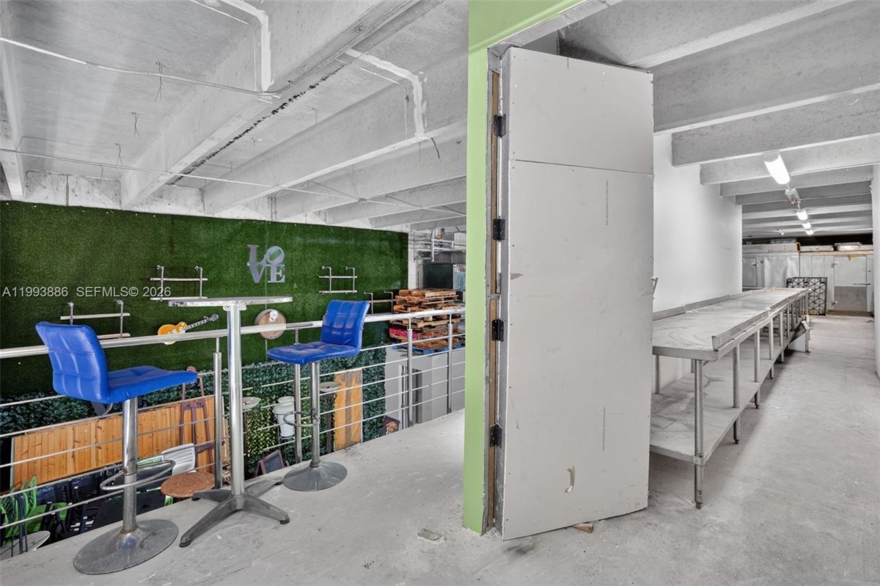 Warehouse/restaurant For Sale In Doral, Doral, FL 33166 Photo