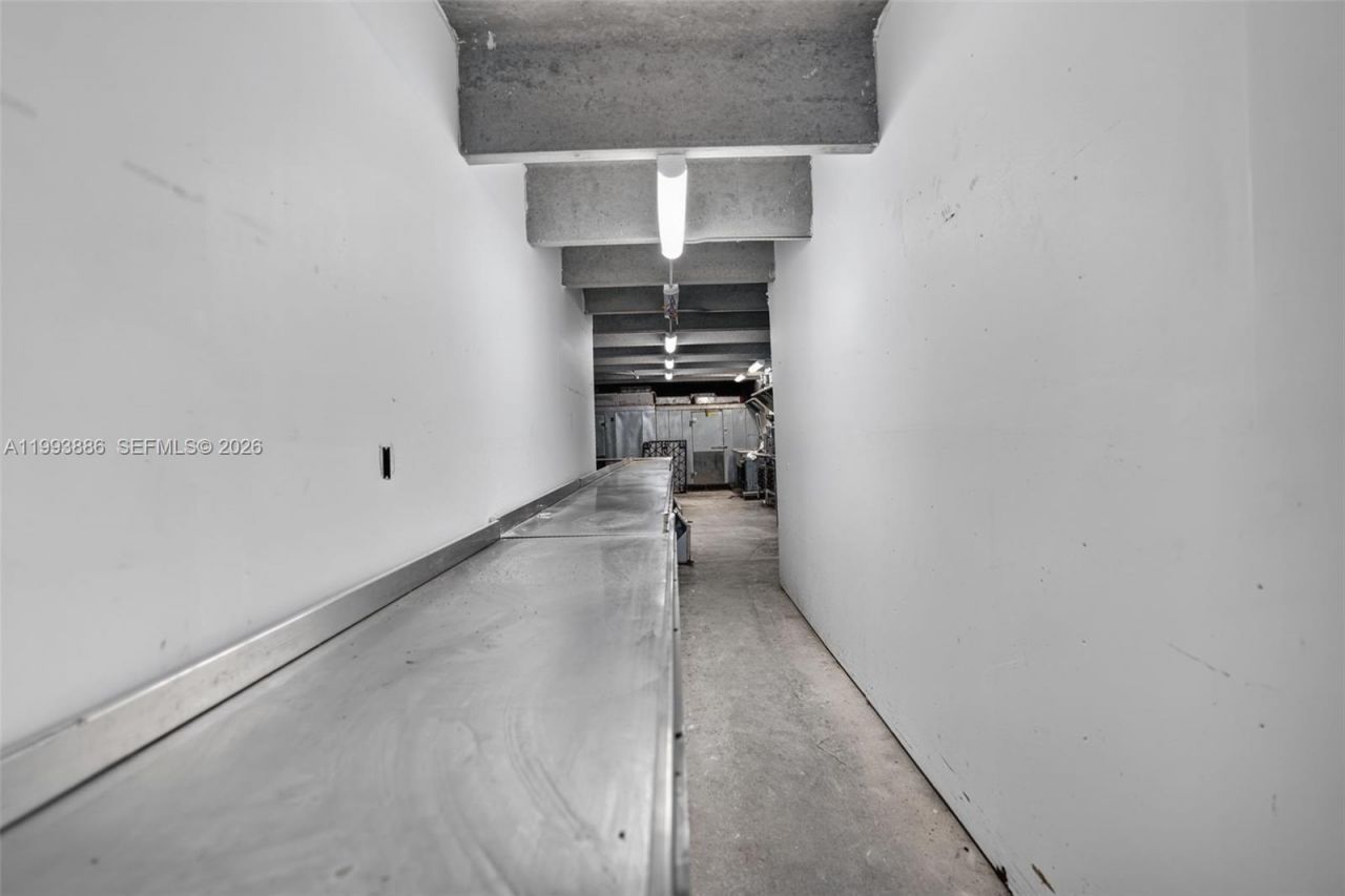 Warehouse/restaurant For Sale In Doral, Doral, FL 33166 Photo