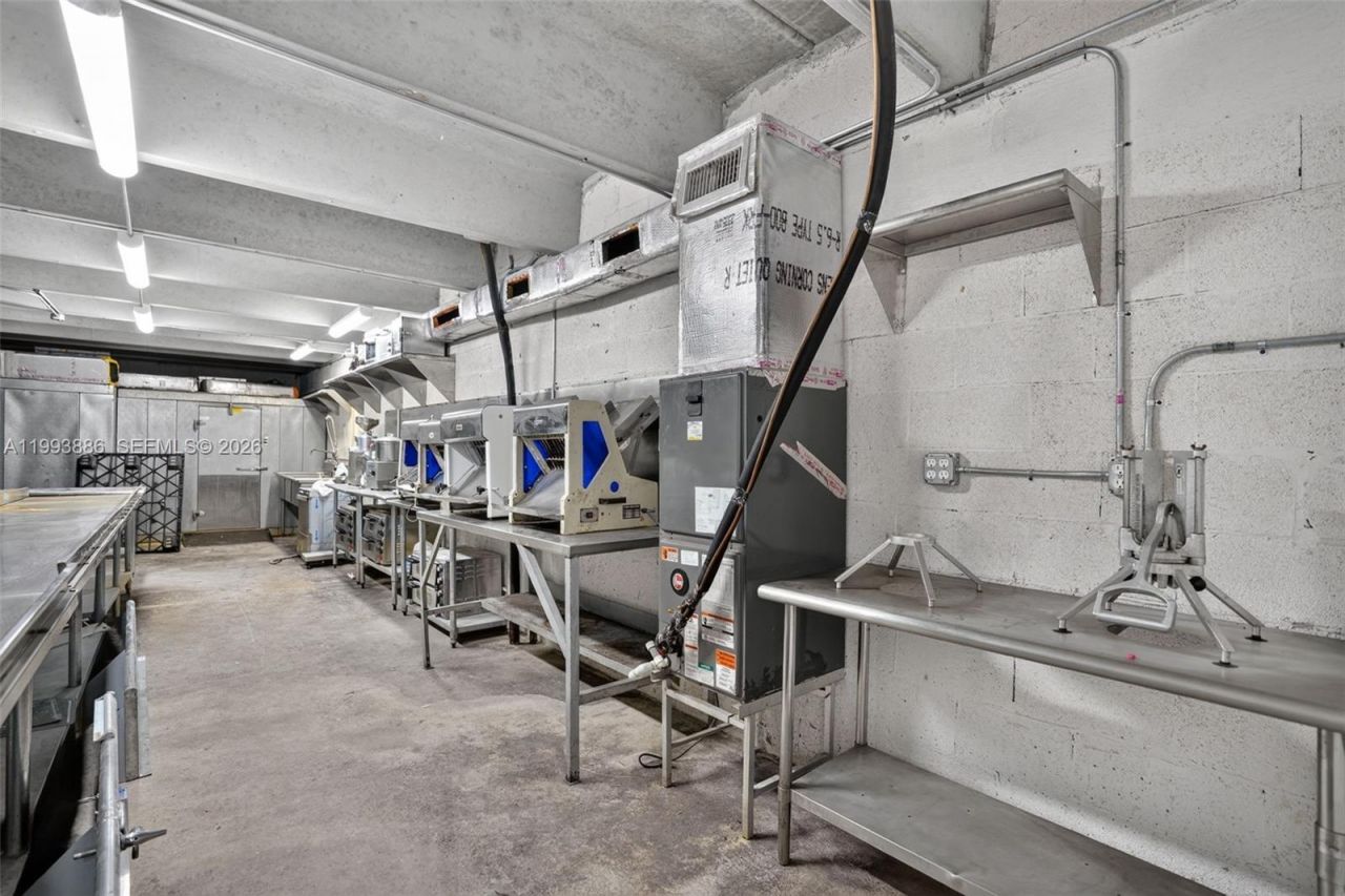 Warehouse/restaurant For Sale In Doral, Doral, FL 33166 Photo
