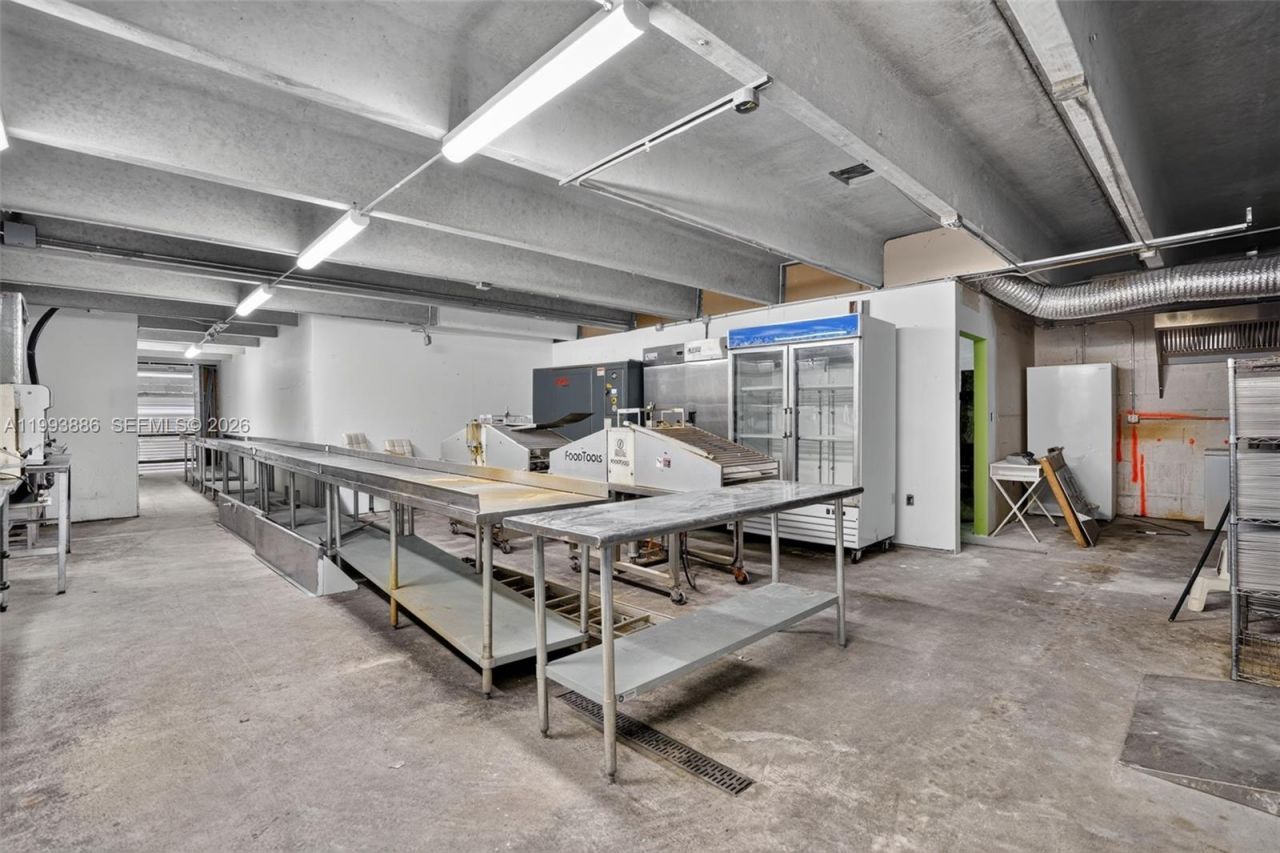 Warehouse/restaurant For Sale In Doral, Doral, FL 33166 Photo
