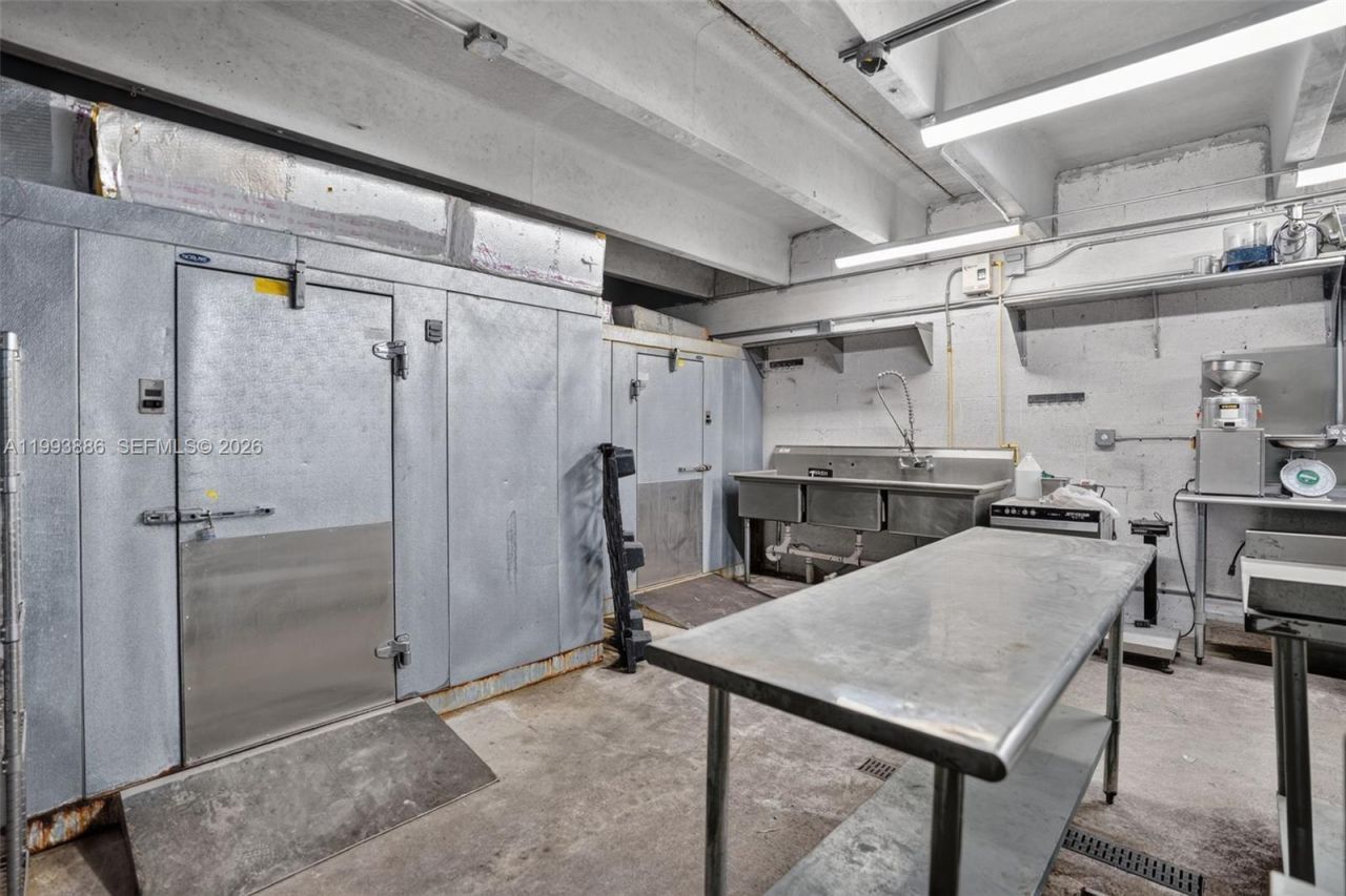 Warehouse/restaurant For Sale In Doral, Doral, FL 33166 Photo