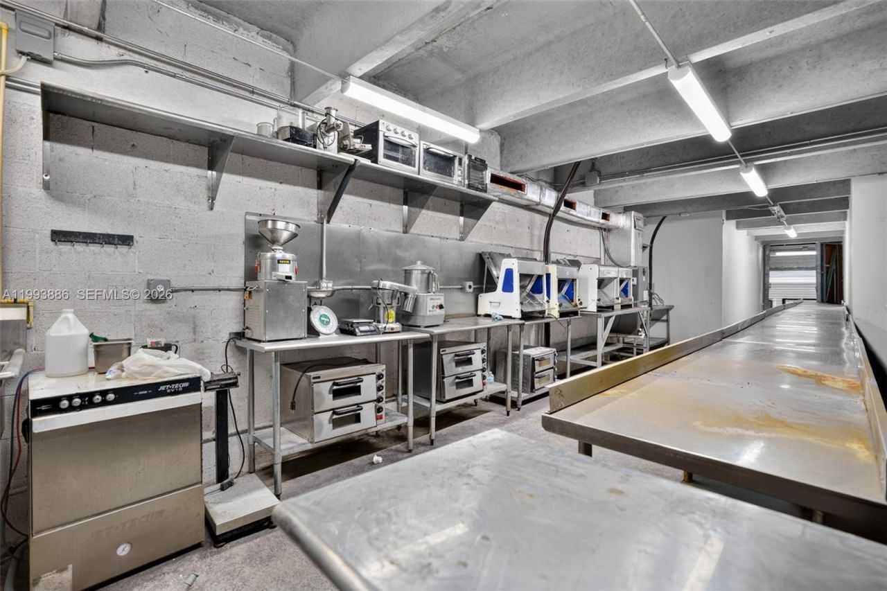 Warehouse/restaurant For Sale In Doral, Doral, FL 33166 Photo