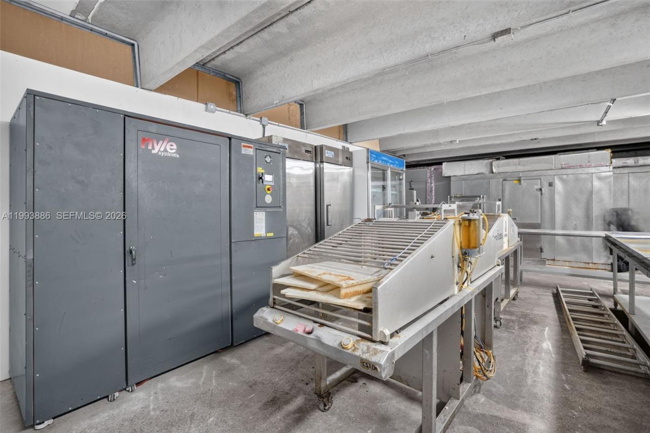 Warehouse/restaurant For Sale In Doral, Doral, FL 33166 Photo