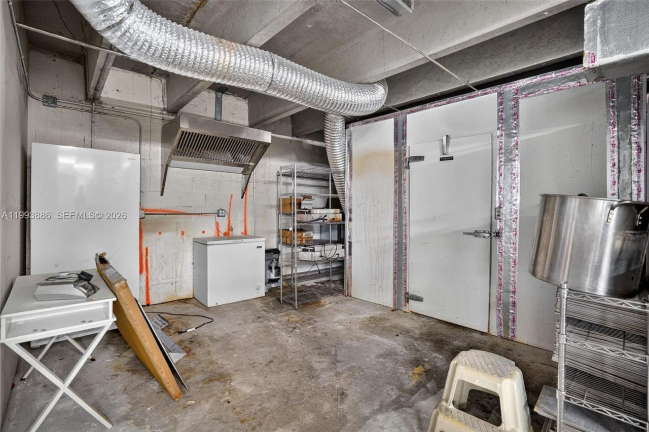 Warehouse/restaurant For Sale In Doral, Doral, FL 33166 Photo