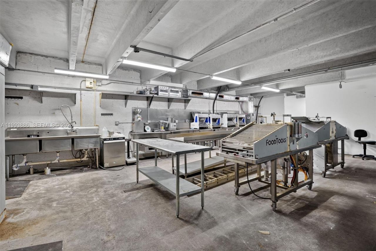 Warehouse/restaurant For Sale In Doral, Doral, FL 33166 Photo