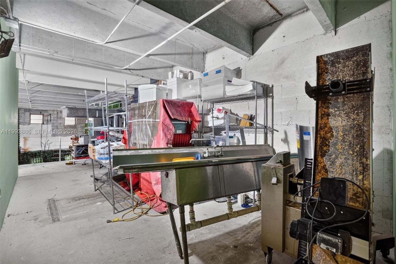 Warehouse/restaurant For Sale In Doral, Doral, FL 33166 Photo