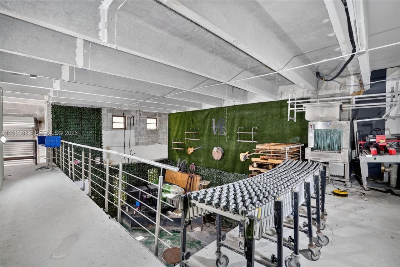Warehouse/restaurant For Sale In Doral, Doral, FL 33166 Photo
