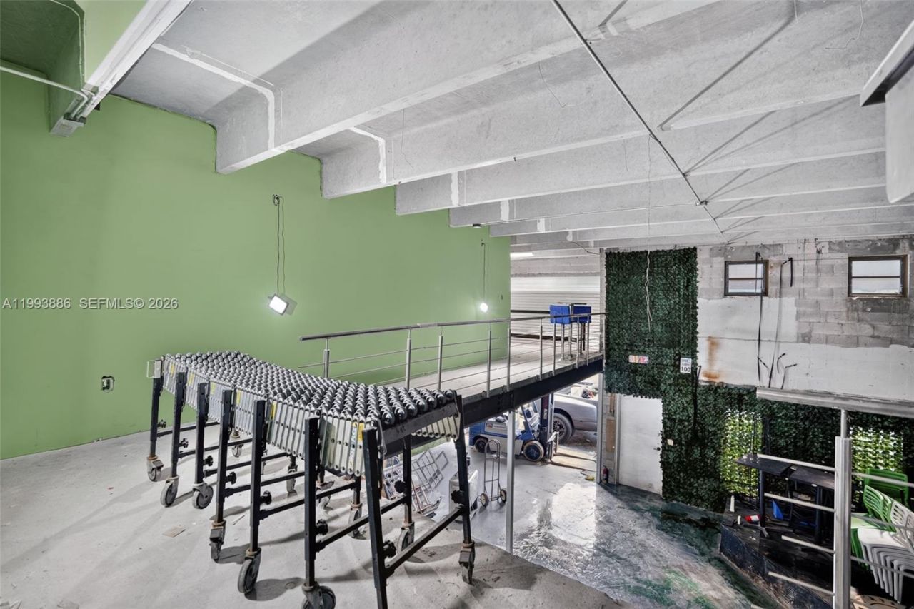 Warehouse/restaurant For Sale In Doral, Doral, FL 33166 Photo
