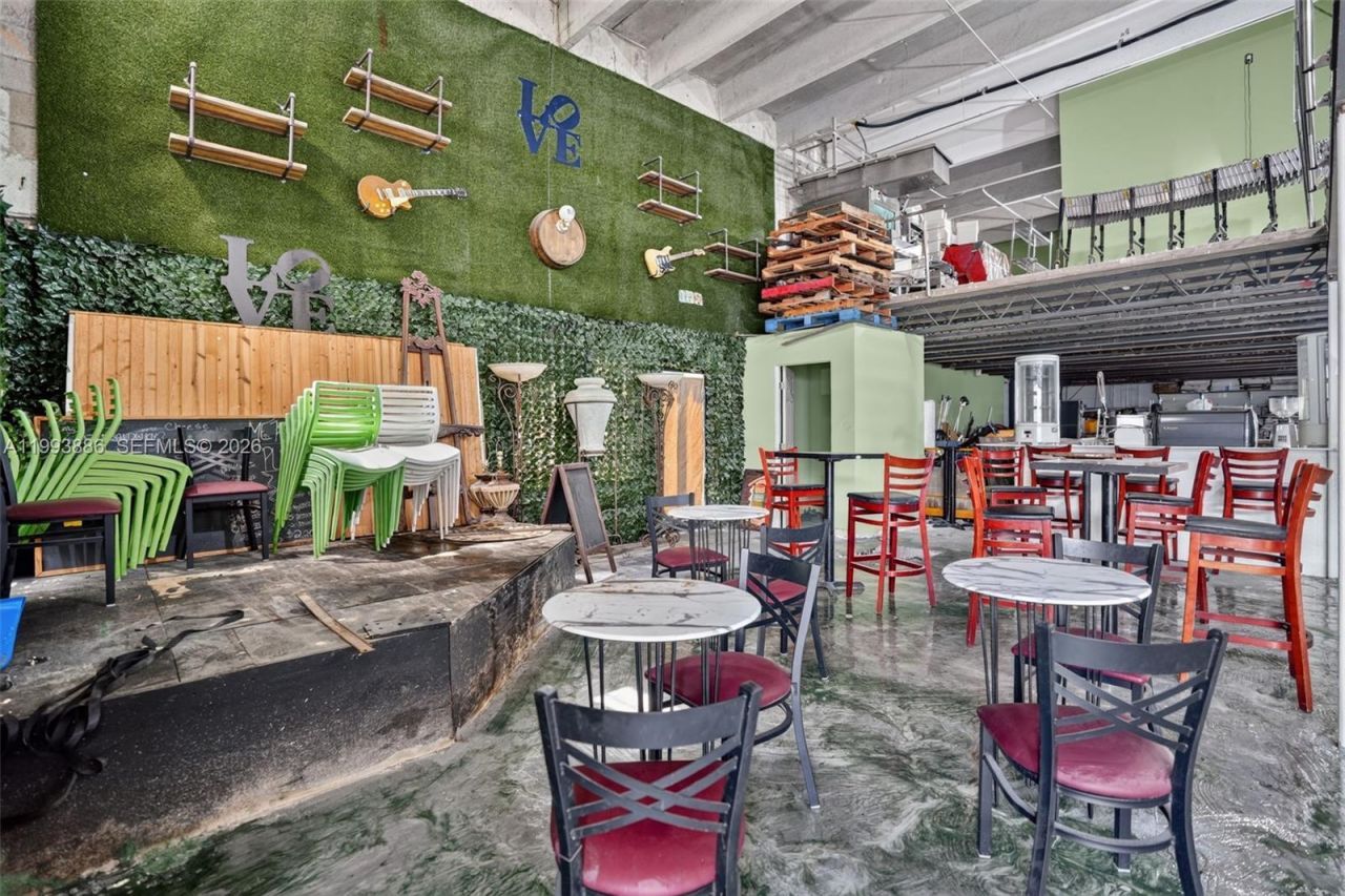 Warehouse/restaurant For Sale In Doral, Doral, FL 33166 Photo