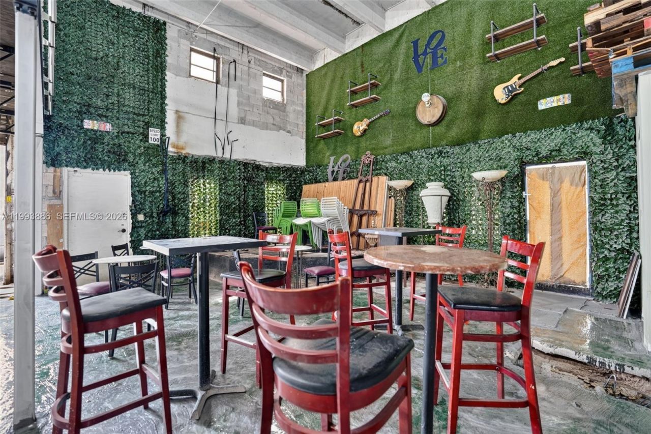 Warehouse/restaurant For Sale In Doral, Doral, FL 33166 Photo
