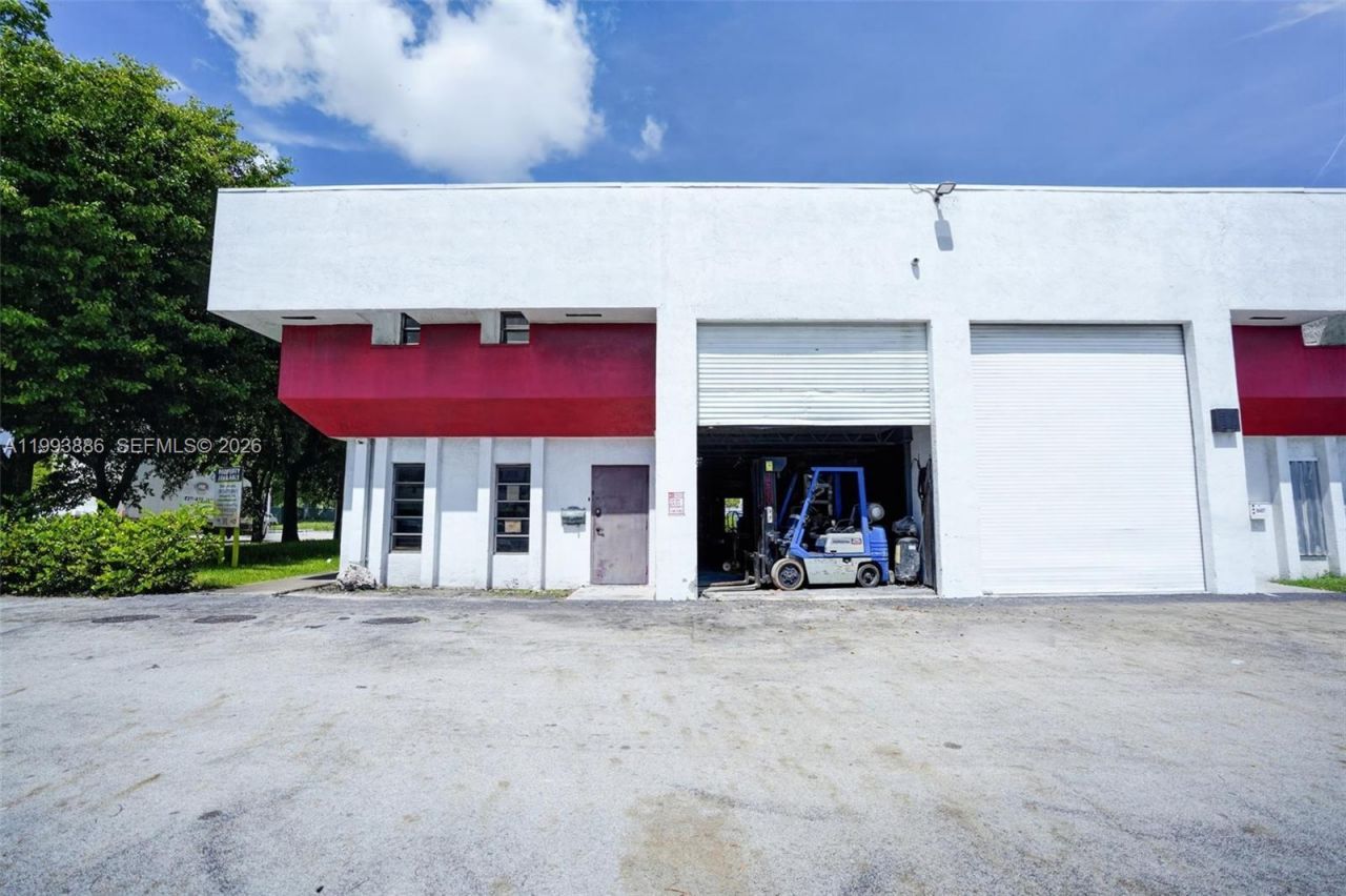 Warehouse/restaurant For Sale In Doral, Doral, FL 33166 Photo