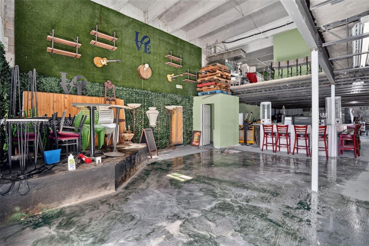 Warehouse/restaurant For Sale In Doral, Doral, FL 33166 Photo