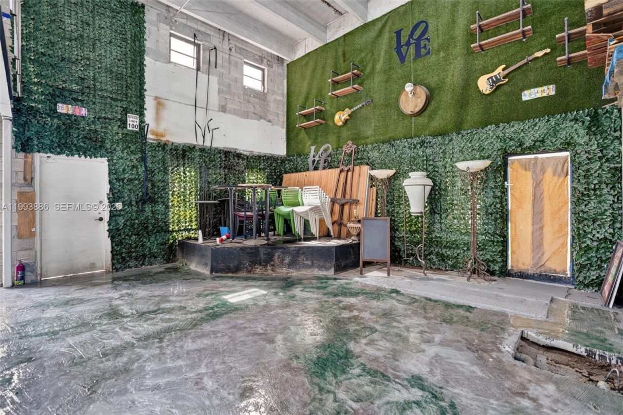 Warehouse/restaurant For Sale In Doral, Doral, FL 33166 Photo