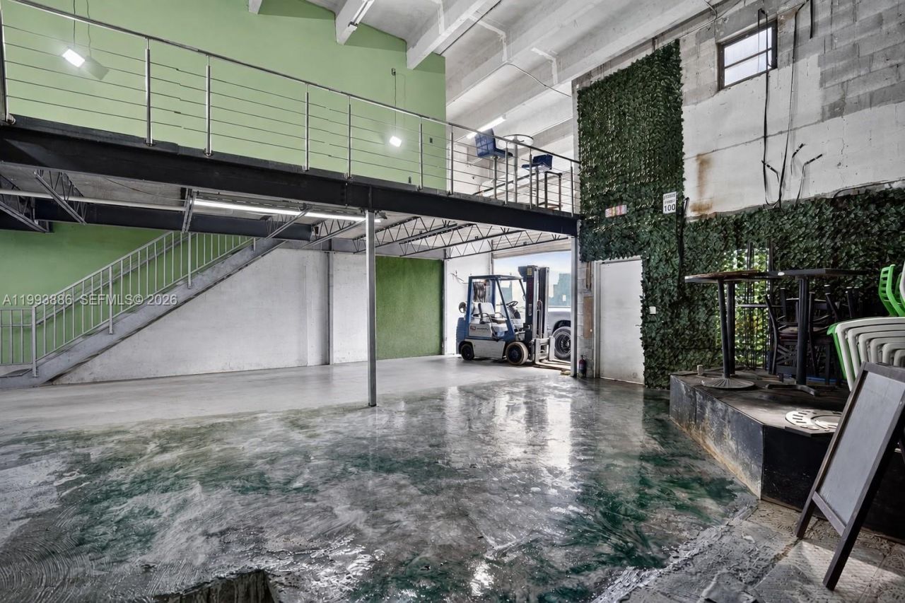 Warehouse/restaurant For Sale In Doral, Doral, FL 33166 Photo