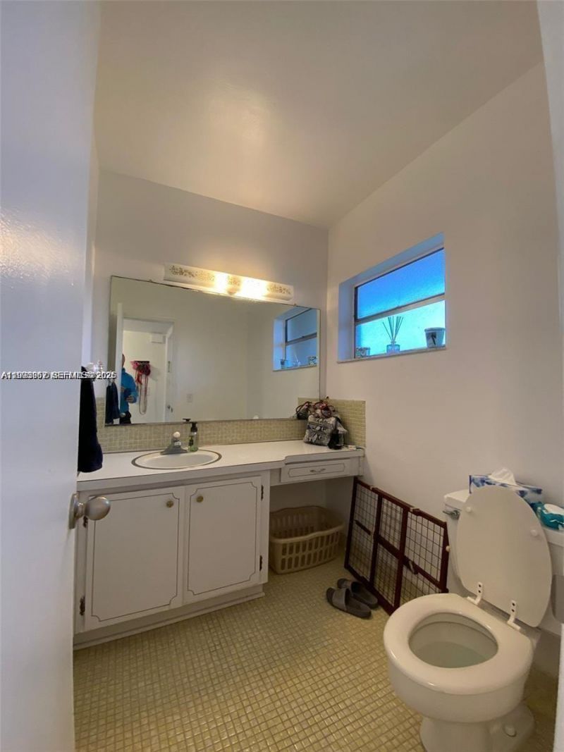 851 NE 14th Ave , Unit 420, Hallandale Beach, FL 33009 Photo