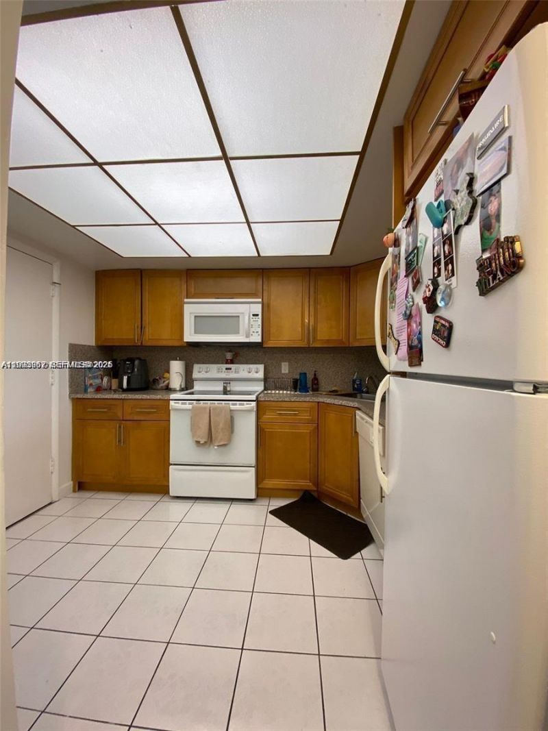 851 NE 14th Ave , Unit 420, Hallandale Beach, FL 33009 Photo