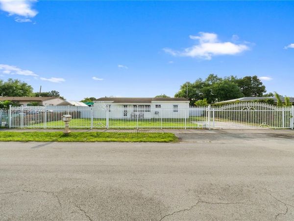 16110 NW 28th Pl , Miami Gardens, FL 33054