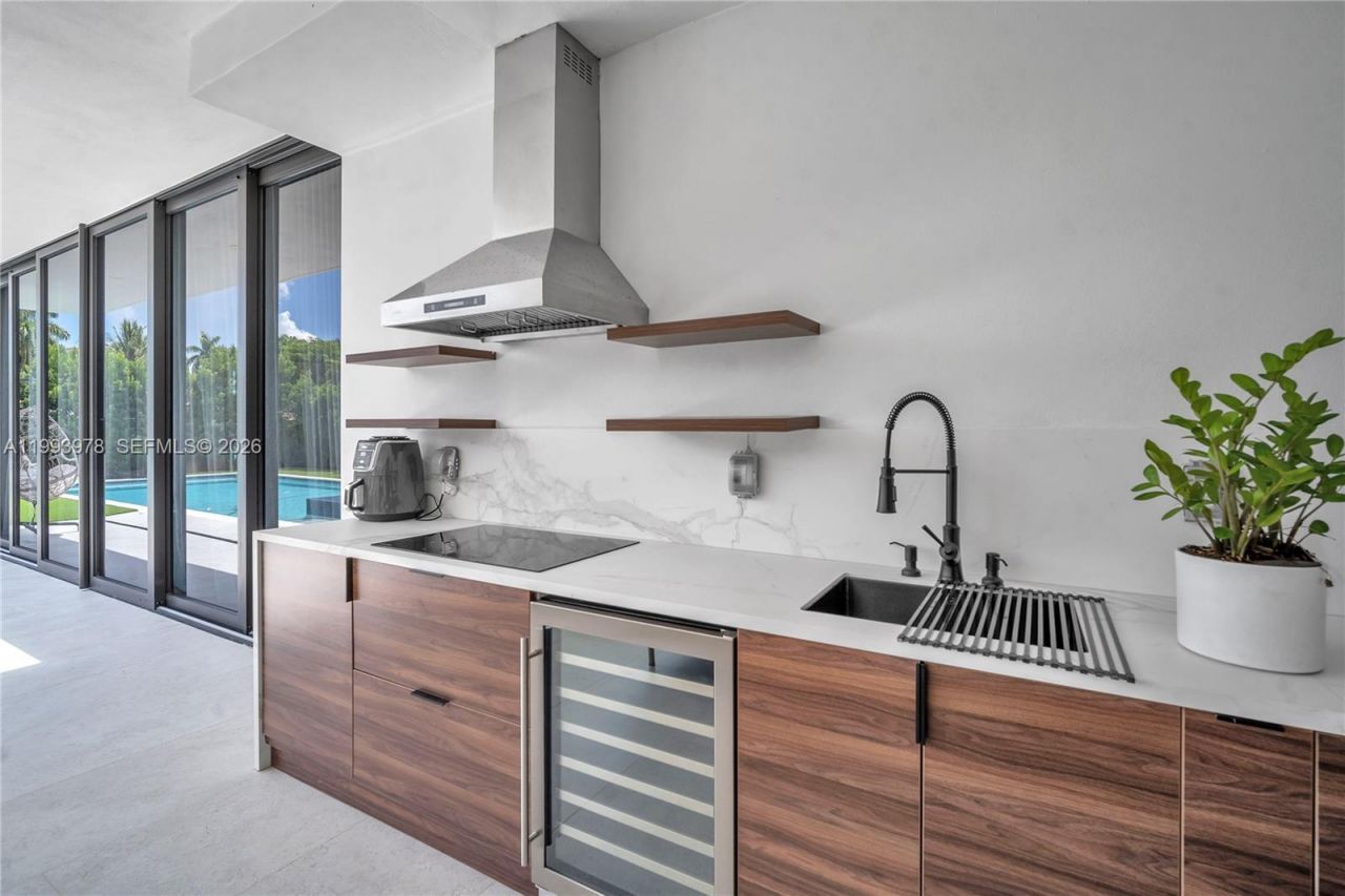 46 NE 162nd St , Miami, FL 33162 Photo