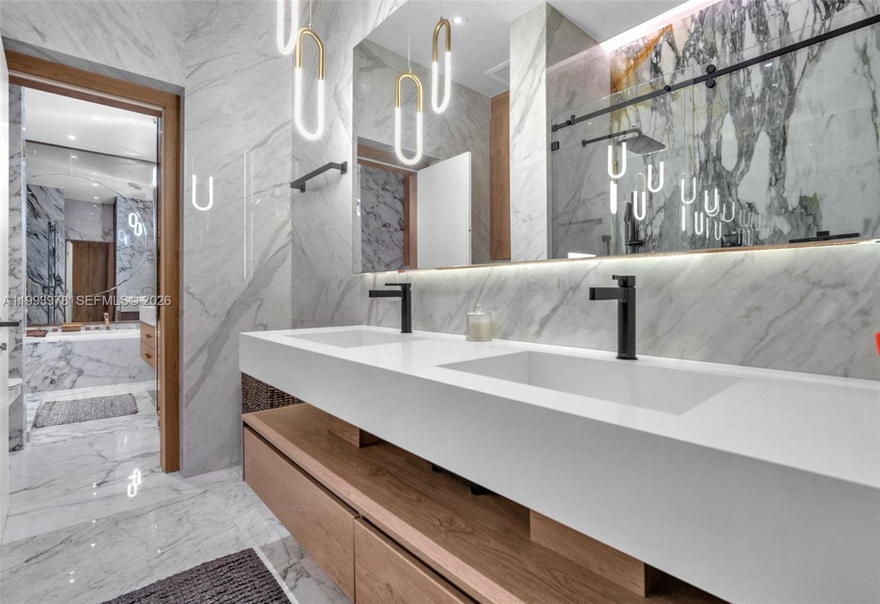 46 NE 162nd St , Miami, FL 33162 Photo