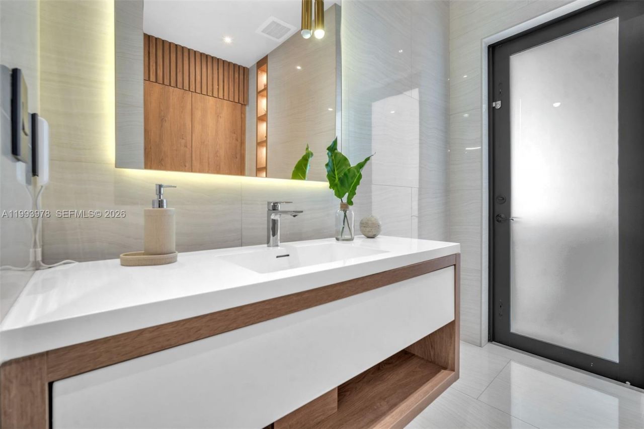 46 NE 162nd St , Miami, FL 33162 Photo