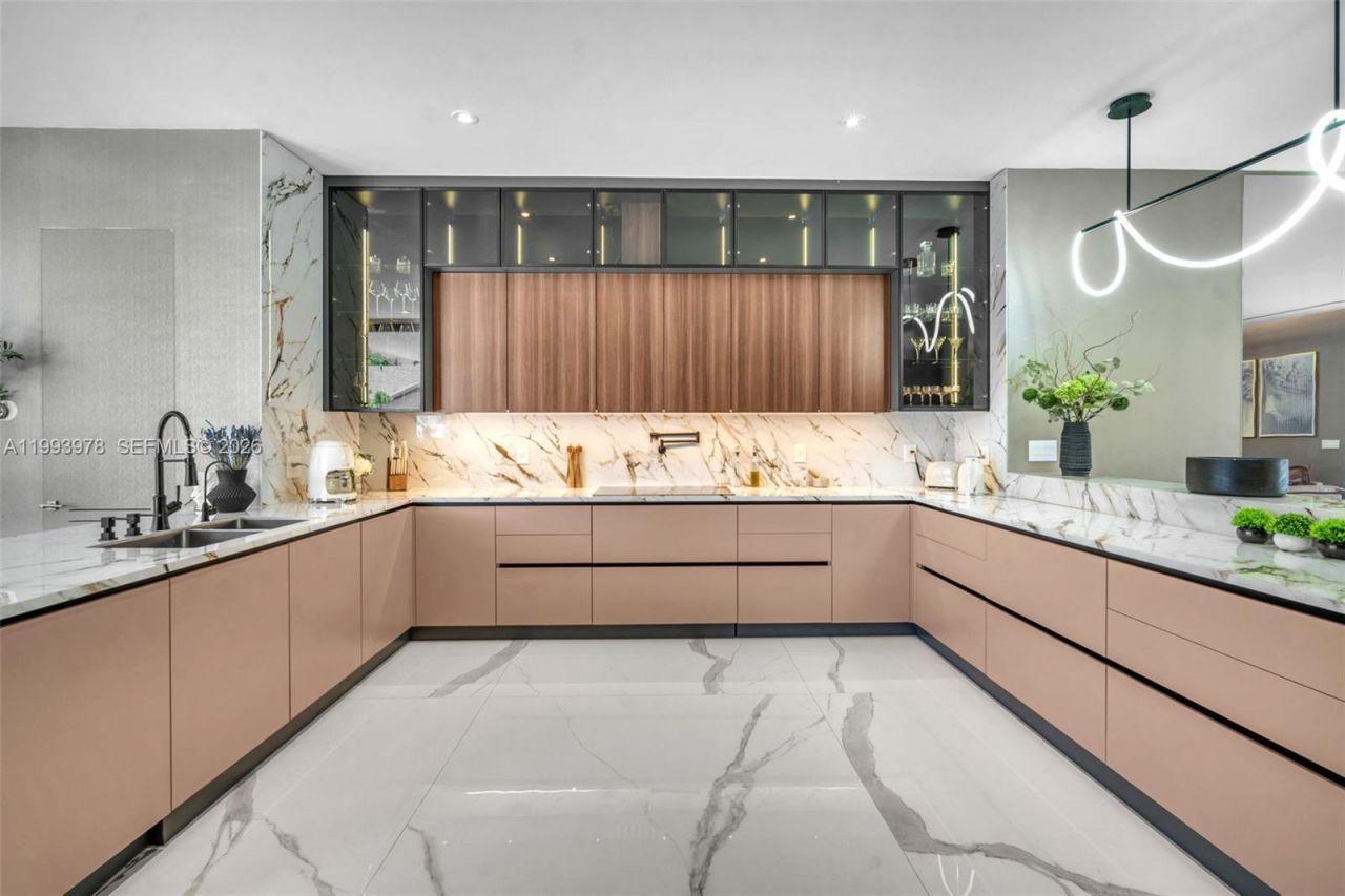 46 NE 162nd St , Miami, FL 33162 Photo