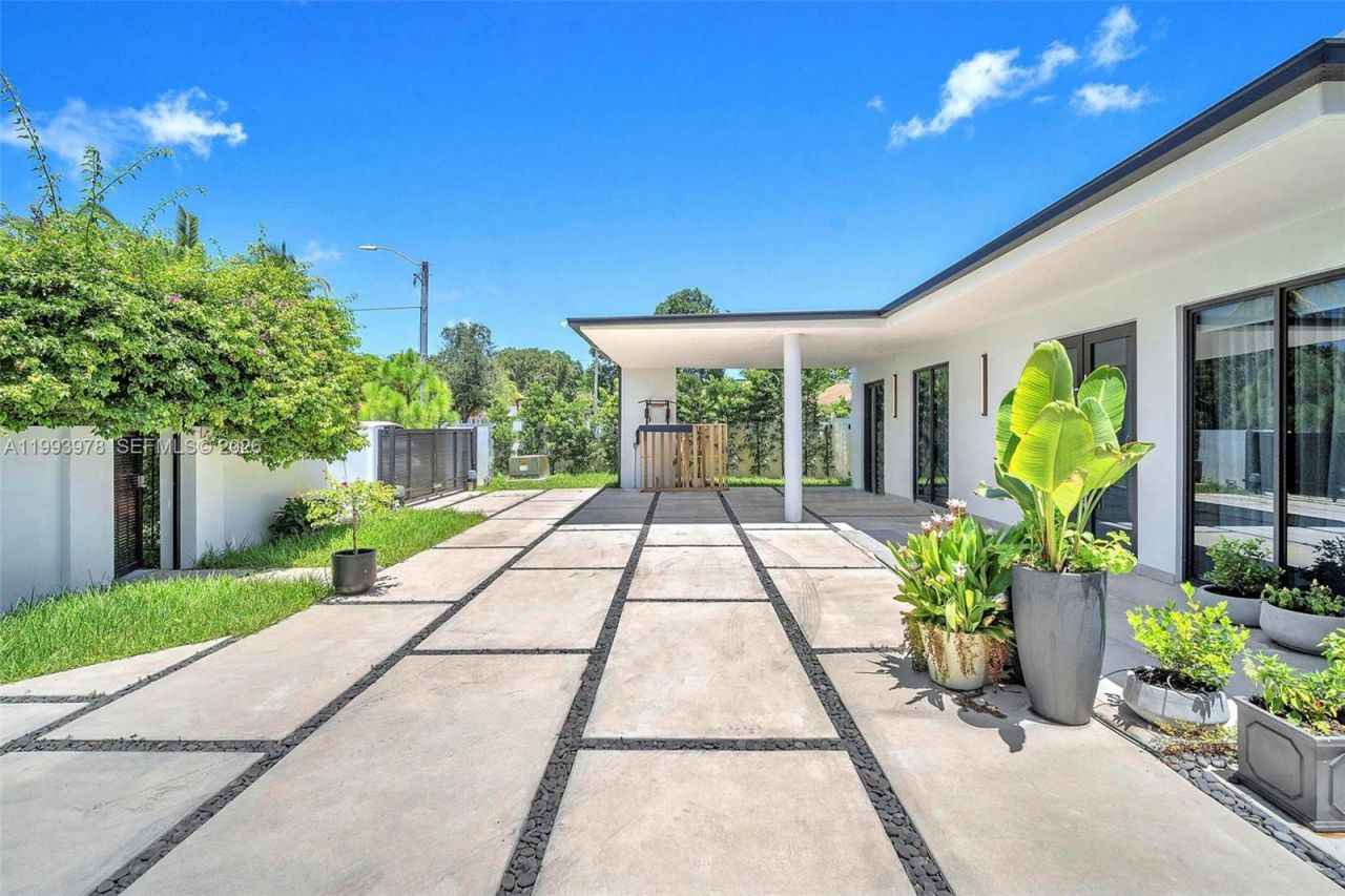 46 NE 162nd St , Miami, FL 33162 Photo