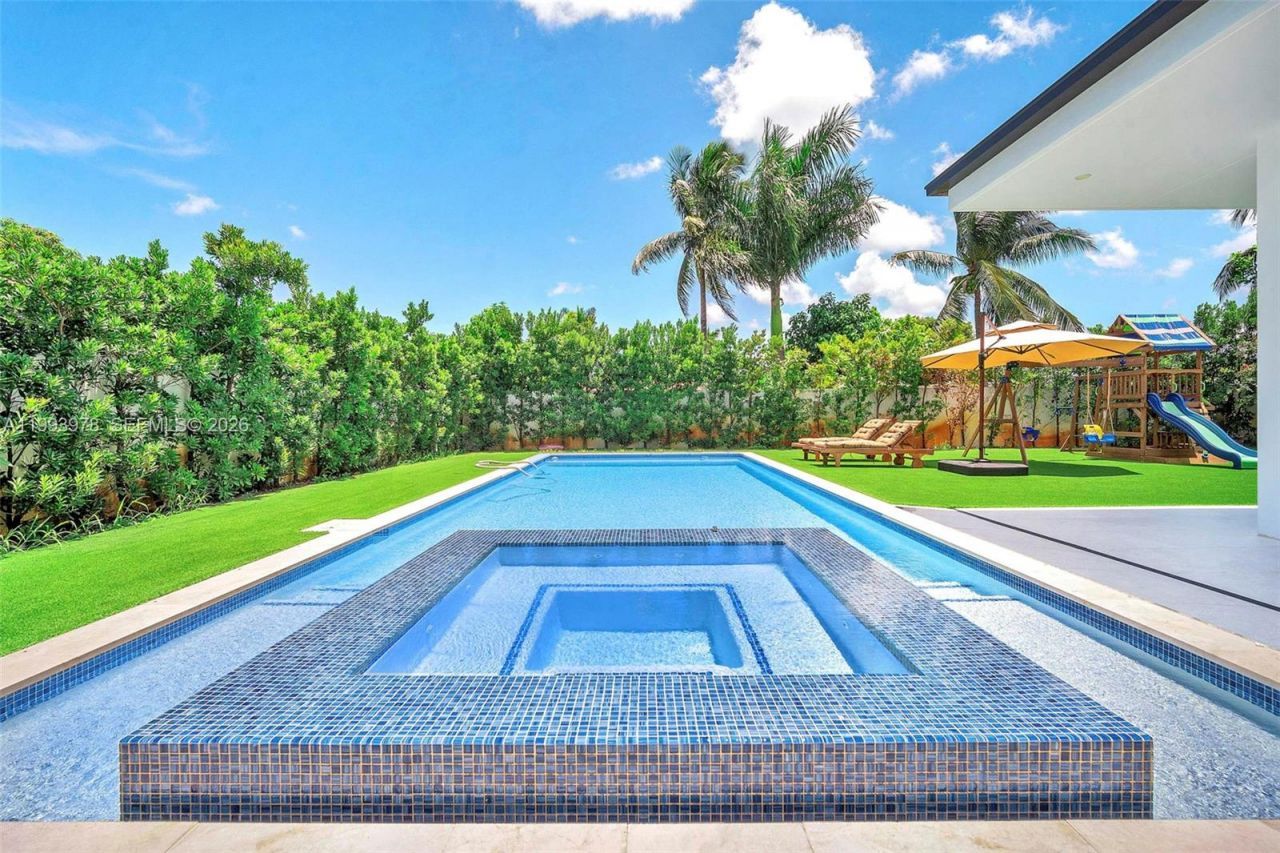 46 NE 162nd St , Miami, FL 33162 Photo