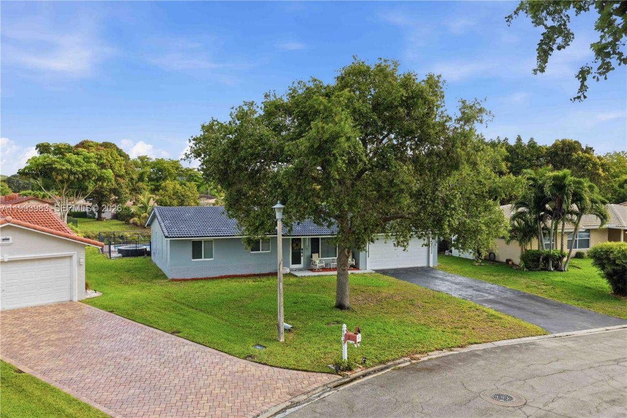 8515 NW 26th Dr, Coral Springs, FL 33065 Photo